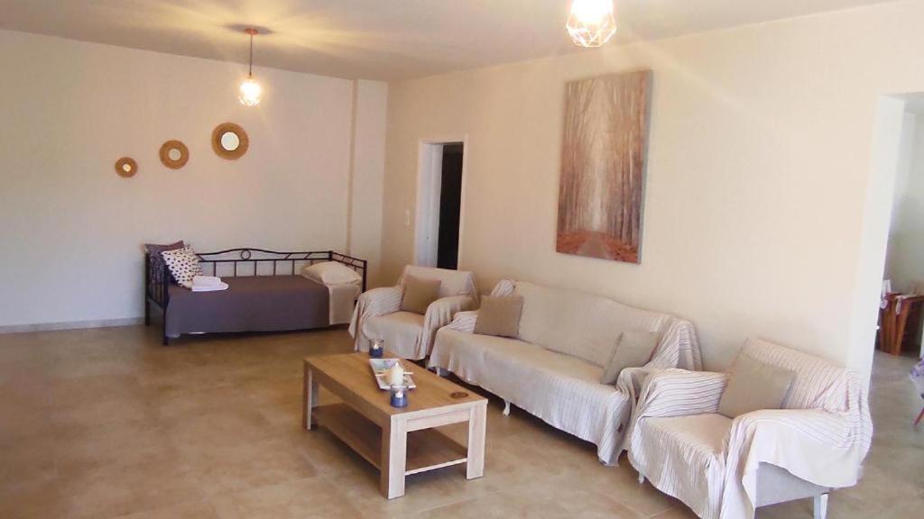 Comfortable Apartment Close To The Airport Spáta Exterior foto